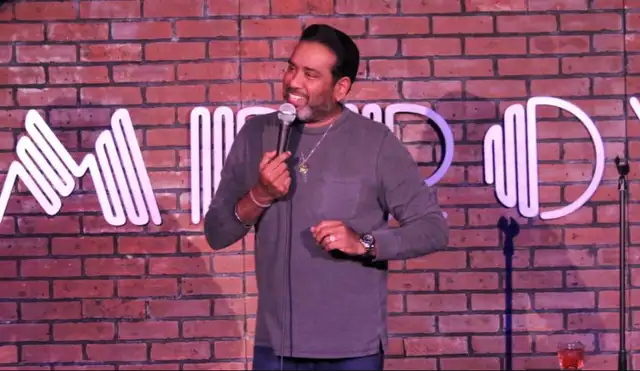 Raj Sharma era un exitoso comediante.