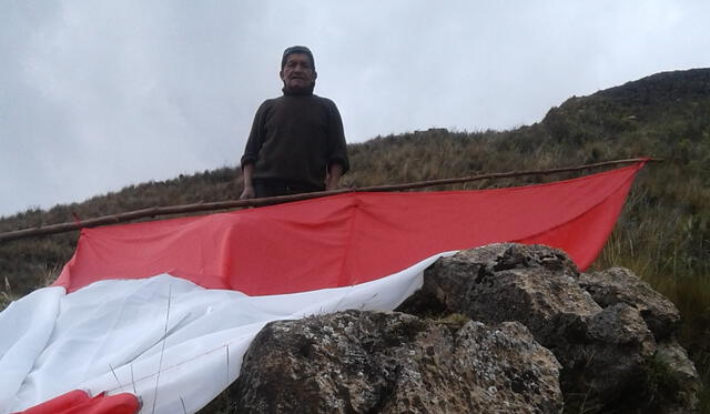  Izan bandera del nacional en lo más alto del cañón de Cuchis. Foto: difusión   