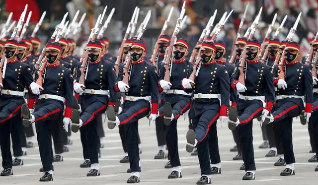  Compañía Mariano Santos Mateus de la PNP participan en el desfile militar por las Fiestas Patrias 2021 en el Cuartel General del Ejército en Lima. Foto: EFE/ Paolo Aguilar 