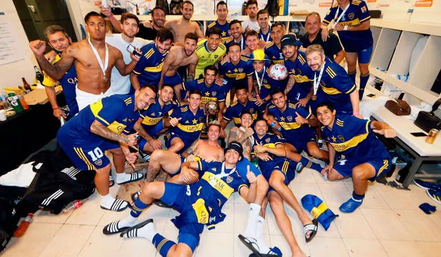 Jugadores de Boca Juniors festejan con la Copa Maradona.   