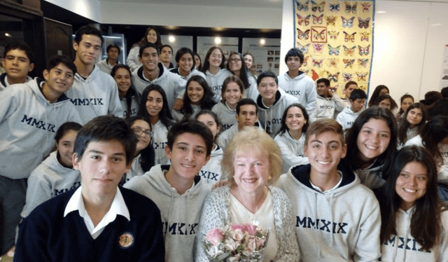 <strong>Anita Karl después de brindar una charla para estudiantes de colegio.</strong> <strong>(Fuente: Centro Educacional Holocausto y Humanidades)</strong>   