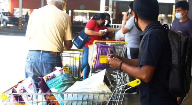  <em>A la salida del supermercado también se registraron varios usuarios.</em> <br> Créditos: Félix Contreras/GLR    