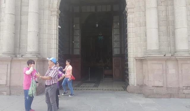 Ciudadanos de origen oriental en puerta de la Catedral de Lima