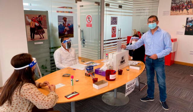  Peruano votando en Emiratos Árabes Unidos. Foto: Cancillería Perú  