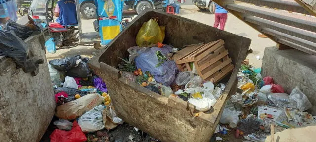 La basura se acumula en Los Olivos, según denuncian los vecinos.
