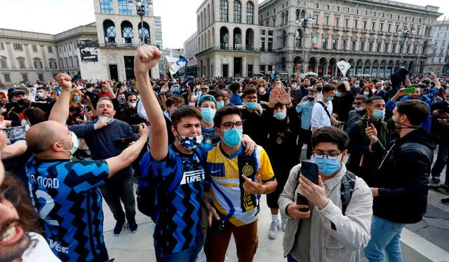 Hinchas se aglomeran en Milán para celebrar el scudetto. FUENTE: EFE. 