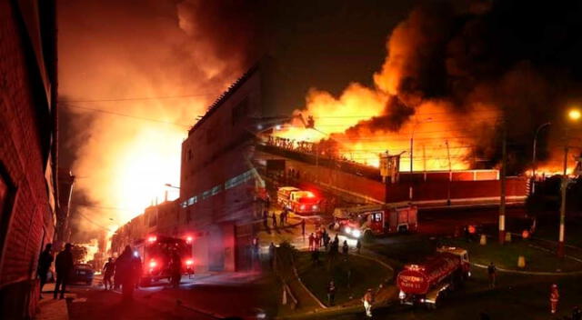 <br>Incendio de grandes proporciones se registró la tarde del jueves 3 de marzo en SJL - Foto: Composición El Popular<br>   