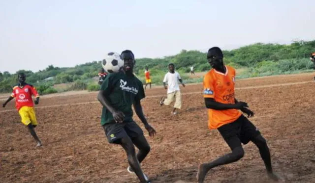  Awer Mabil jugado fútbol con sus compatriotas en Kenia. Fuente: ACNUR.    
