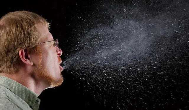  En función a la ventilación del lugar, las gotitas del estornudo pueden viajar de 2 a 8 metros | Foto: Wikipedia   