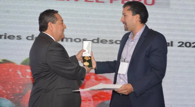 Samuel Dyer recibiendo un premio en el 2013.   