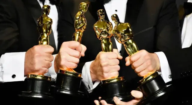  Así lucen los premios Oscar en las manos de los ganadores. Fuente: Difusión.   