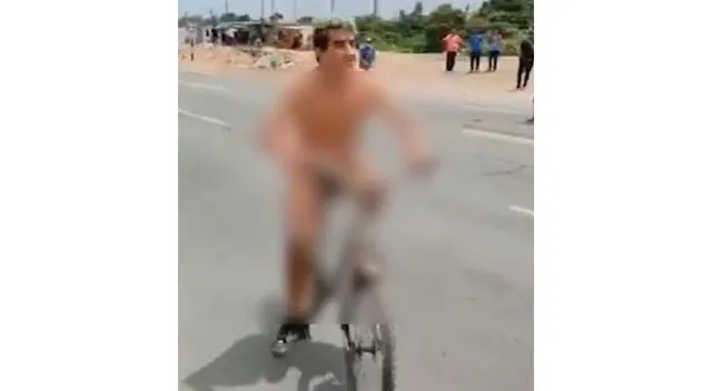  Makanaky se hizo famoso en el 2022 por salir a las protestas desnudo. Fuente: Difusión.   