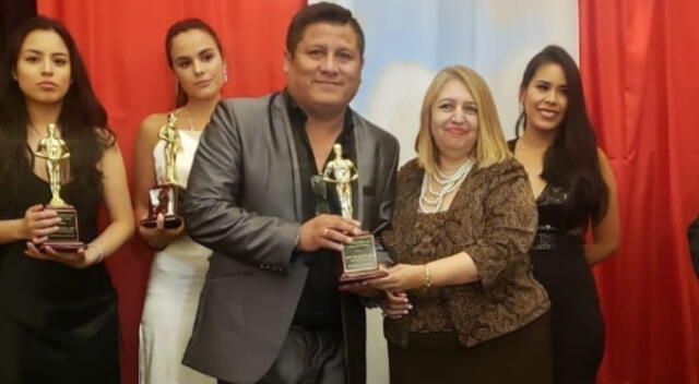  Robert Muñoz recibiendo el International Gold Excellence Award 2019. Fuente: Instagram.   
