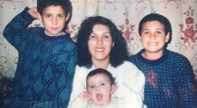 Caner Cindoruk de niño junto a su madre y sus hermanos. Fuente: Difusión. Caner Cindoruk de niño junto a su madre y sus hermanos. Fuente: Difusión.