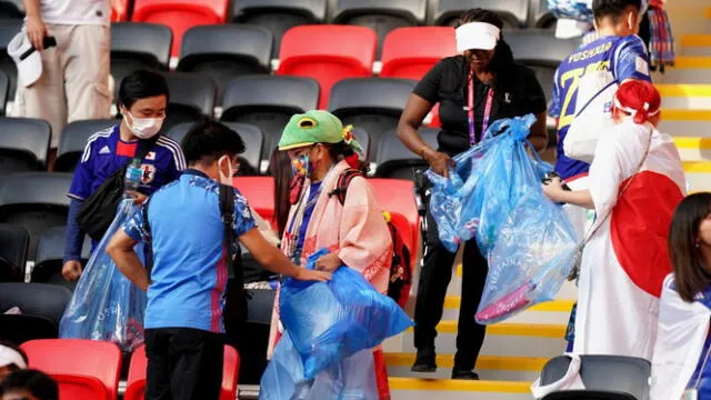 Los hinchas japoneses llamaron la atención al limpiar en el Mundial 2014.   