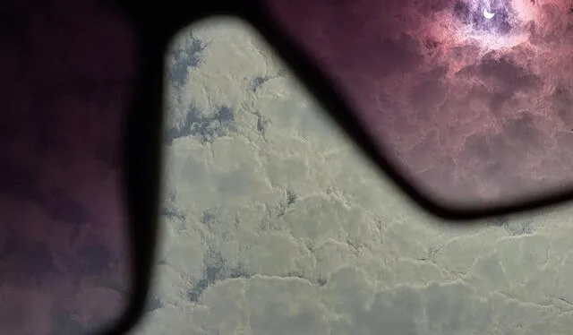 Eclipse solar en Lima. El ingenio peruano pudo más y se aprovechó de unos lentes de sol para captar esta hermosa imagen.  