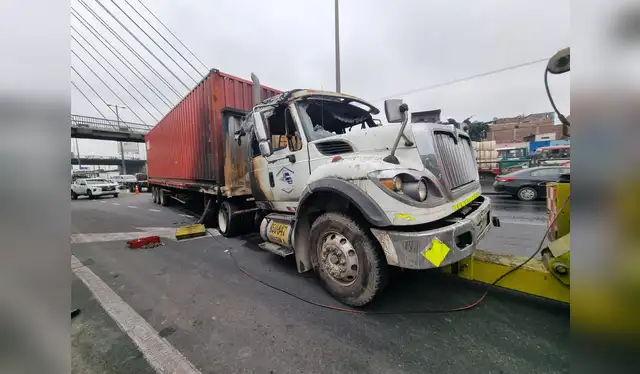 Camión se habría encendido por un corto circuito.