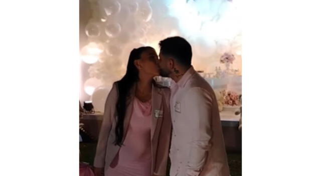 Samahara Lobatón y Bryan Torres se besan en el baby shower. Fuente: Difusión.   