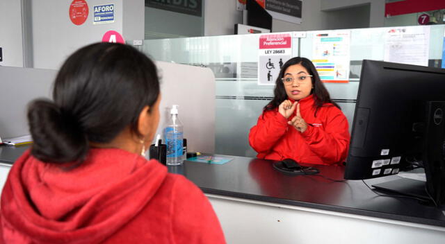 Brinda atención a personas sordomudas.