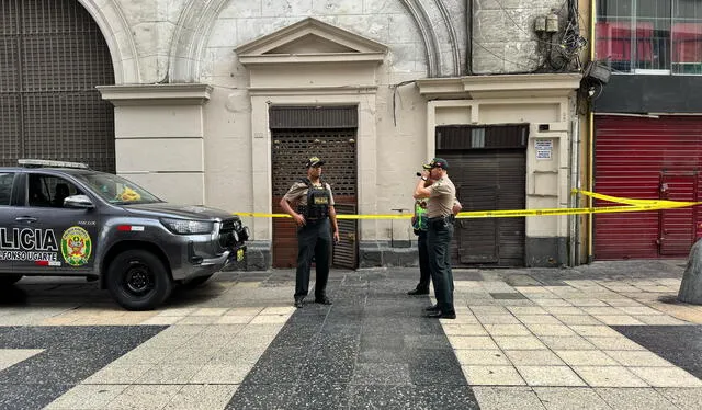 Delincuente muere tras intentar escapar de robo en una casa de cambio. Delincuente muere tras intentar escapar de robo en una casa de cambio.