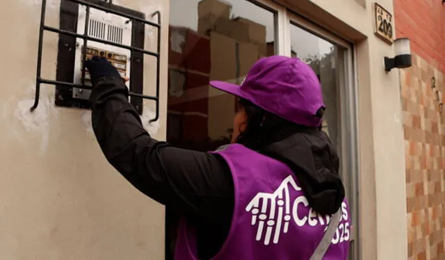 <em>Censista realizando la entrevista en la puerta de una vivienda, conforme a los protocolos. Fuente: Difusión.</em>    