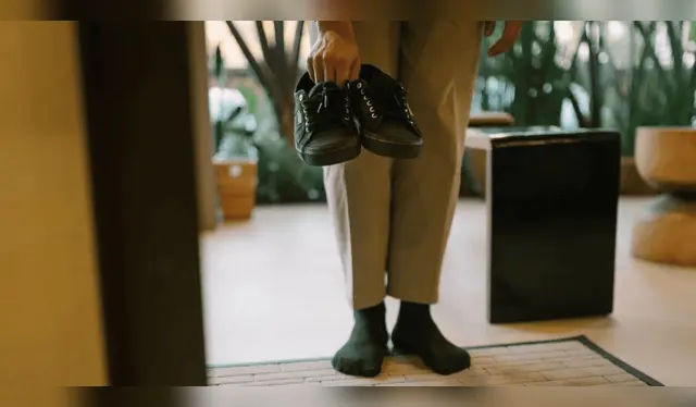 Una solución que podría salvarte la vida: quitarte los zapatos al llegar a casa.