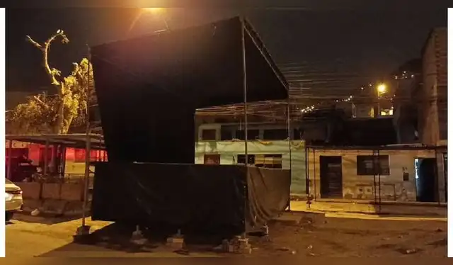 Así quedó el escenario tras atentado a 'Carlos Miguel y Orquesta'. Fuente: Diario local. Así quedó el escenario tras atentado a 'Carlos Miguel y Orquesta'. Fuente: Diario local.