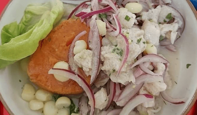 El ceviche es un plato emblemático de la gastronomía peruana.   