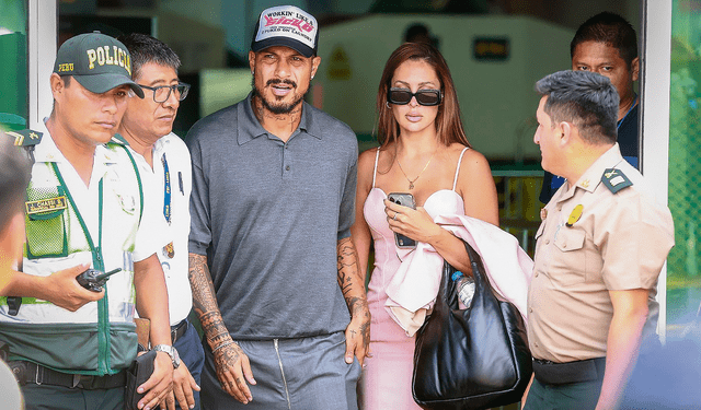  El delantero nacional arribó al aeropuerto Jorge Chávez junto con su pareja.  