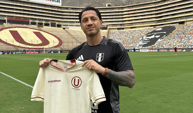 Gianluca Lapadula con la camiseta de Universitario en el Monumental de Ate. Foto: Difusión   