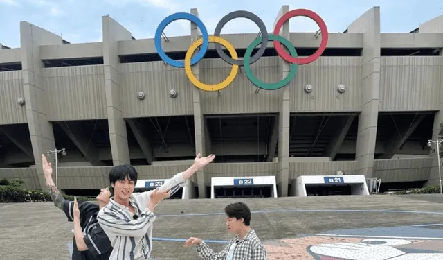 <em> Jin, Jungkook y Jimin posando a las afueras de un estadio. Captura: Instagram </em>   