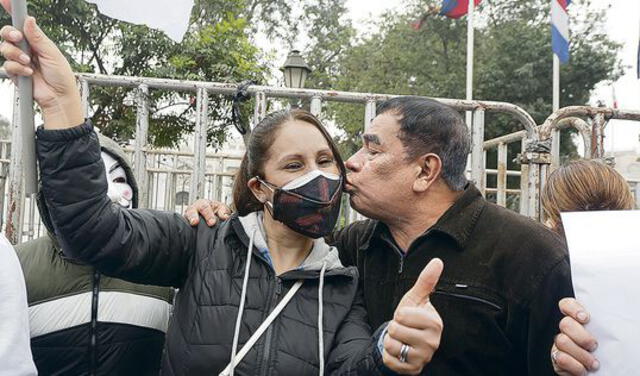 Esposa de Kenji Fujimori, Ericka Muñoz, junto a José García en los exteriores del Congreso. &nbsp;Foto: Félix Contreras/LR.   