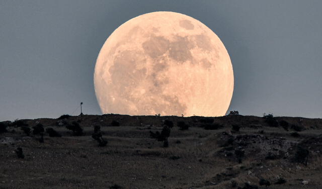 Una superluna se carácteriza por su gran tamaño y brillo en el cielo. Foto: AFP 