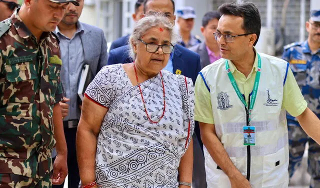 <strong> Sushila Karki, la nueva primera ministra de Nepal, acudió a visitar a las personas heridas en las manifestaciones.</strong> <strong> Sushila Karki, la nueva primera ministra de Nepal, acudió a visitar a las personas heridas en las manifestaciones.</strong>