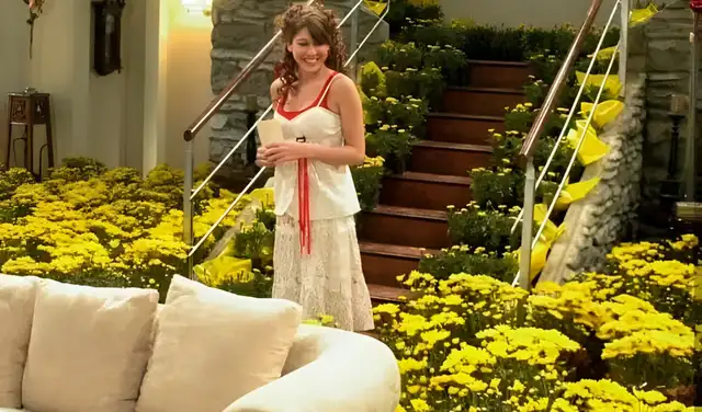 Floricienta recibiendo una gran cantidad de flores amarillas. Floricienta recibiendo una gran cantidad de flores amarillas.