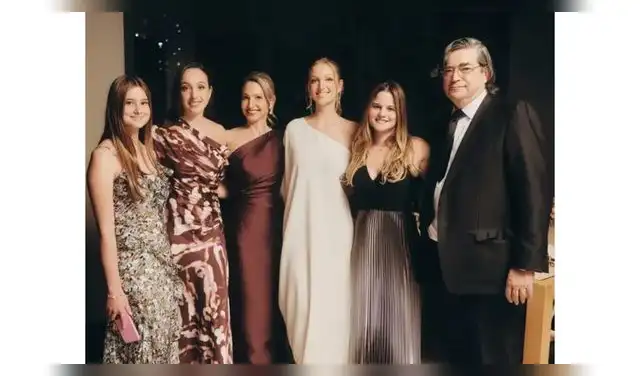 Jaime Bayly junto a su esposa Silvia Núñez del Arco, su ex Sandra Masías y sus hijas.