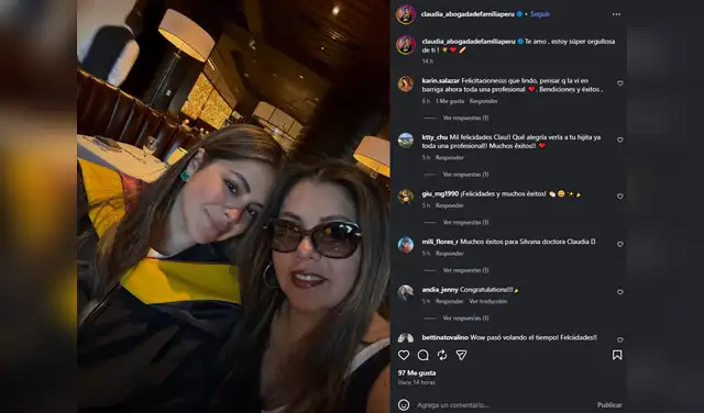 Hija de Alfredo Zambrano posa con su madre en su graduación