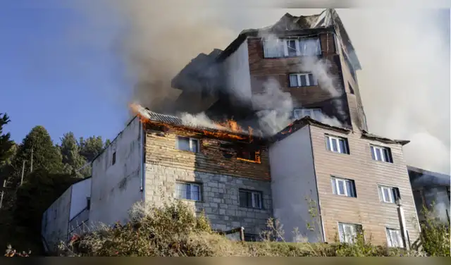 Impactante incendio en un histórico hotel turístico de Bariloche. Foto: Euge Neme  