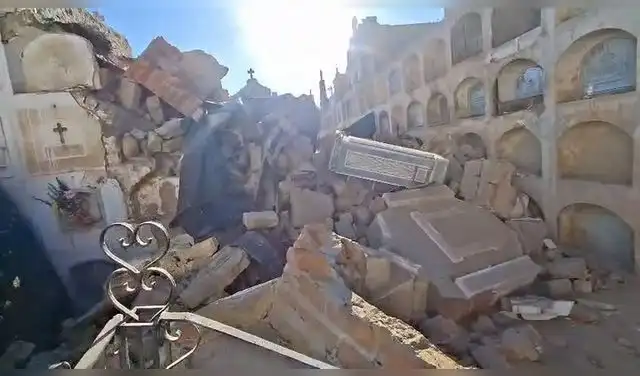 Más de 20 nichos quedan destruidos tras sismo de 6.1 en cementerio de Saraja.  