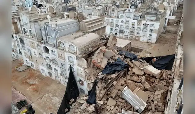 Más de 20 nichos quedan destruidos tras sismo de 6.1 en cementerio de Saraja. 