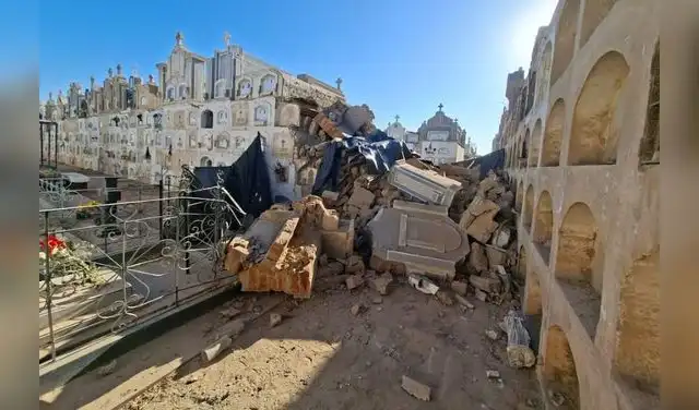 Más de 20 nichos quedan destruidos tras sismo de 6.1 en cementerio de Saraja.  