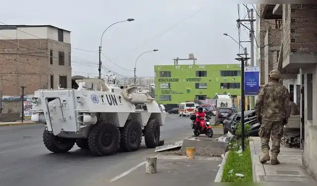 Caos en Chorrillos: vehículo blindado de la ONU embiste autos y derriba postes tras aparatoso despiste.  