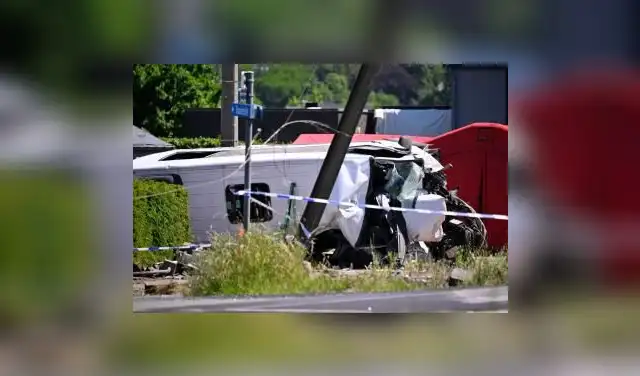 Autoridades belgas investigan las causas del accidente ferroviario que involucró a un minibús escolar. | AFP  