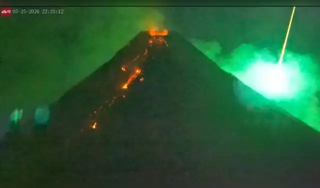 Meteoro sobrevoló un volcán en erupción en Filipinas.  