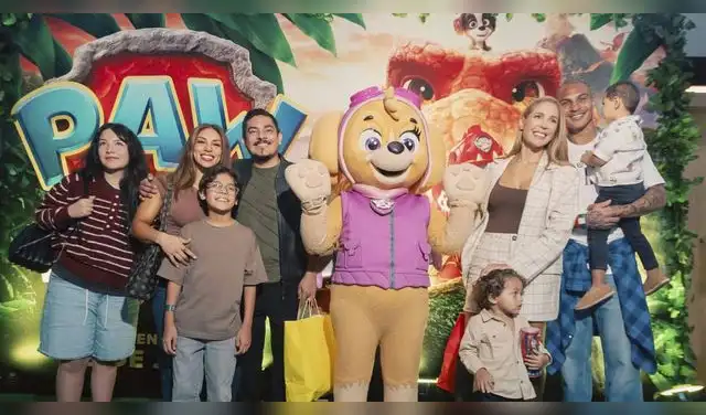 Paolo Guerrero y Erick Elera fueron al avant premier junto a sus respectivas familias. Paolo Guerrero y Erick Elera fueron al avant premier junto a sus respectivas familias.