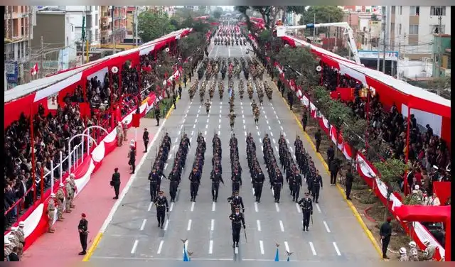 El 28 de julio las vías auxiliares permanecerán cerradas durante todo el día por el ensayo general del desfile. Foto: Difusión. El 28 de julio las vías auxiliares permanecerán cerradas durante todo el día por el ensayo general del desfile. Foto: Difusión.