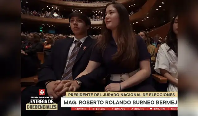 Kyara Villanella junto a su novio Adrián. 