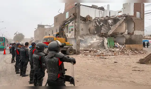 Demuelen viviendas en Puente Piedra para ampliar vías de la Panamericana Norte: vecinos denuncian que no pudieron sacar sus pertenencias. Foto: Difusión.