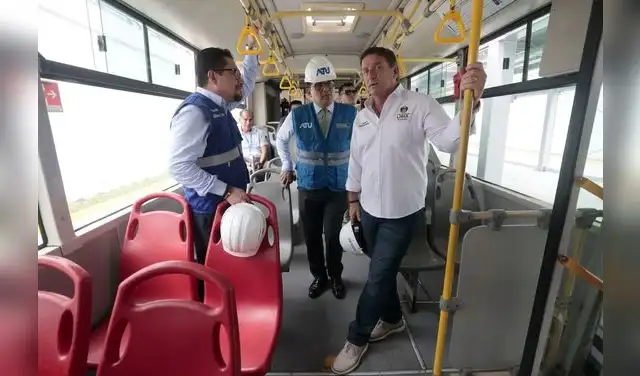 Alcalde metropolitano de Lima, Renzo Reggiardo, presente también en las pruebas sin pasajeros. Foto: Difusión. Alcalde metropolitano de Lima, Renzo Reggiardo, presente también en las pruebas sin pasajeros. Foto: Difusión.