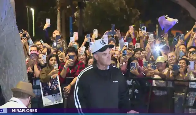 Robbie Williams decidió realizar un breve show para sus fans desde las afueras de su hotel.  